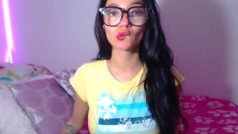 Snapshot of innocent_fox chatting on 5, 10, 2025 Abril online show from 5, 10, 2025