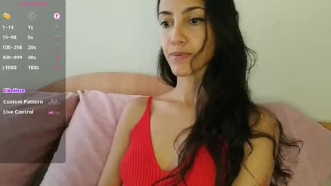 Snapshot of innocentlatiina chatting on 15, 9, 2025 Laroa online show from 15, 9, 2025