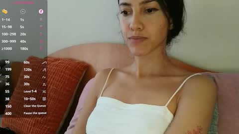 Snapshot of innocentlatiina chatting on 24, 11, 2025 Laroa online show from 24, 11, 2025