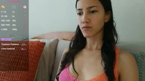 Snapshot of innocentlatiina chatting on 25, 11, 2025 Laroa online show from 25, 11, 2025