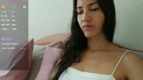 Snapshot of innocentlatiina chatting on 27, 11, 2025 Laroa online show from 27, 11, 2025