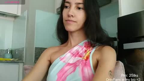 Snapshot of innocentlatiina chatting on 30, 4, 2026 Laroa online show from 30, 4, 2026