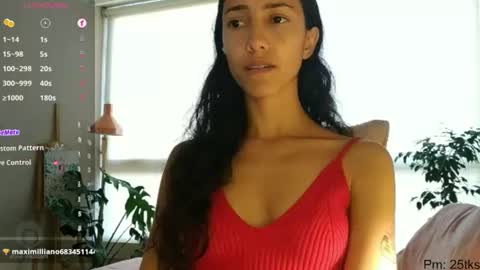 Snapshot of innocentlatiina chatting on 10, 6, 2026 Laroa online show from 10, 6, 2026