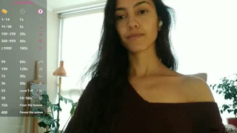 Snapshot of innocentlatiina chatting on 11, 6, 2026 Laroa online show from 11, 6, 2026