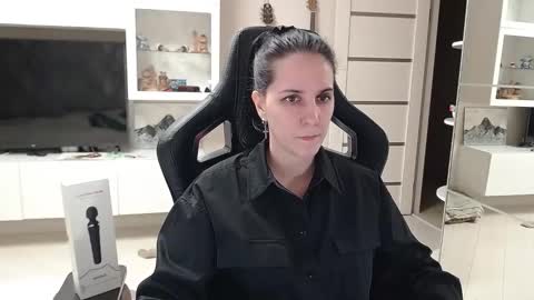 Irwi Tomboy online show from 6, 2, 2025