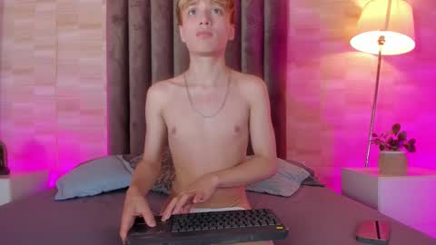 isaac_grey_ online show from 27, 3, 2026