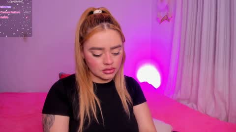 Isabella Arias online show from 6, 1, 2025