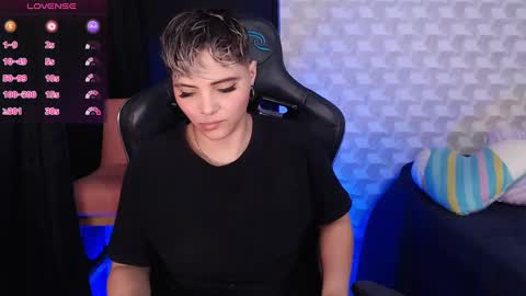 Isabella Mout  online show from 2, 2, 2025