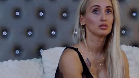 IsabelleEthan online show from 4, 2, 2025