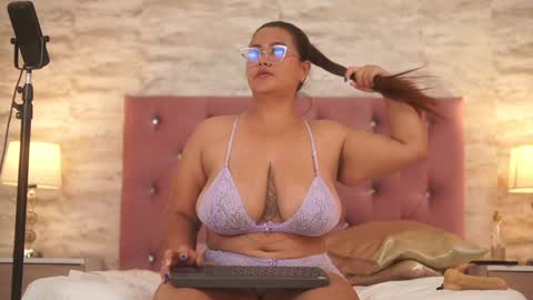 Snapshot of isabellmendez_ chatting on 7, 1, 2025 IsabellMendez online show from 7, 1, 2025