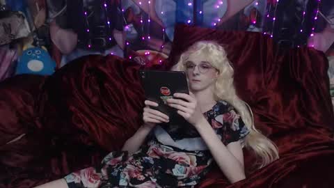 Snapshot of iselestias chatting on 12, 11, 2025 Sele online show from 12, 11, 2025