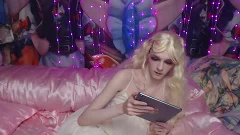 Snapshot of iselestias chatting on 4, 12, 2025 Sele online show from 4, 12, 2025