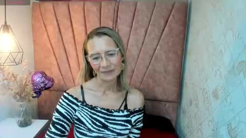Snapshot of issa_milf__ chatting on 15, 10, 2025 ISSA MILF online show from 15, 10, 2025