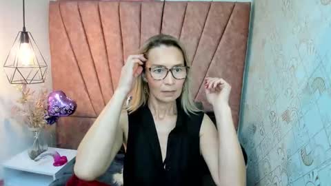 Snapshot of issa_milf__ chatting on 6, 11, 2025 ISSA MILF online show from 6, 11, 2025