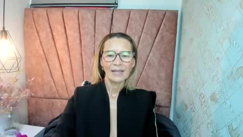Snapshot of issa_milf__ chatting on 17, 11, 2025 ISSA MILF online show from 17, 11, 2025