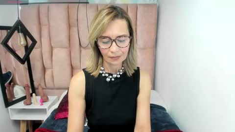 ISSA MILF online show from 29, 4, 2026