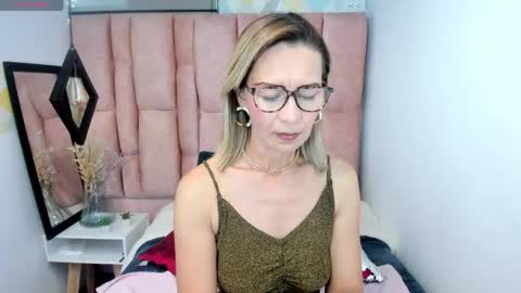 Snapshot of issa_milf__ chatting on 14, 5, 2026 ISSA MILF online show from 14, 5, 2026