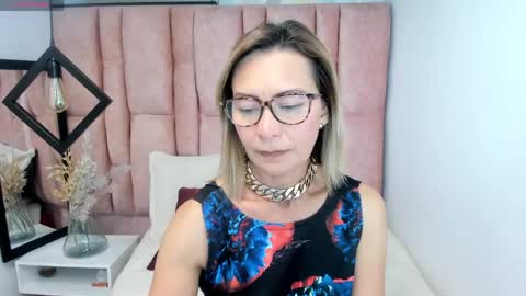 Snapshot of issa_milf__ chatting on 22, 5, 2026 ISSA MILF online show from 22, 5, 2026