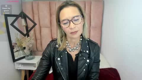 Snapshot of issa_milf__ chatting on 26, 5, 2026 ISSA MILF online show from 26, 5, 2026