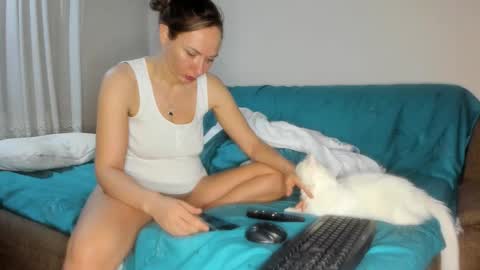 Issabelle online show from 3, 12, 2025