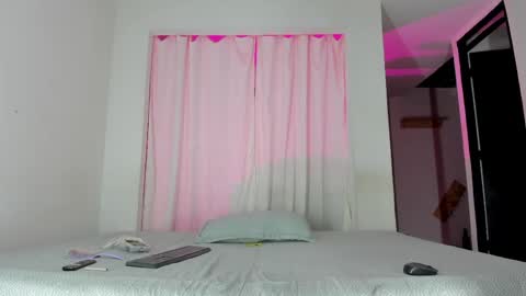 Snapshot of issalovexxx chatting on 8, 6, 2026 Isabella online show from 8, 6, 2026