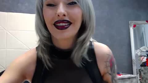 IssaSmyth online show from 24, 4, 2026