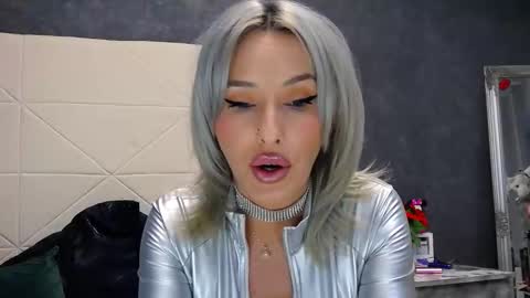 IssaSmyth online show from 25, 4, 2026