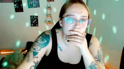 Snapshot of issis_demon chatting on 4, 3, 2025 Yiz online show from 4, 3, 2025