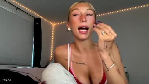 Snapshot of itsirelandbby chatting on 18, 5, 2026 itsirelandbby online show from 18, 5, 2026