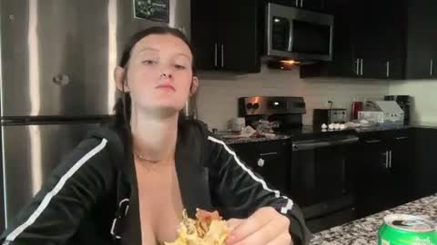 itsKaylaaa online show from 9, 6, 2026