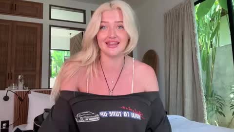 Snapshot of itslunaaaaa chatting on 28, 5, 2026 Luna online show from 28, 5, 2026