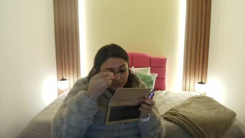 Snapshot of ivonneross_ chatting on 5, 5, 2026 I V O N N E R O S S online show from 5, 5, 2026