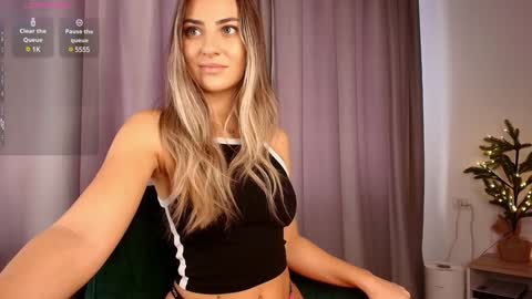 Snapshot of izy_bellee chatting on 11, 1, 2025 izy bellee online show from 11, 1, 2025