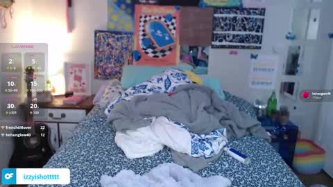 Snapshot of izzyishottttt chatting on 17, 12, 2025 izzyishottttt online show from 17, 12, 2025