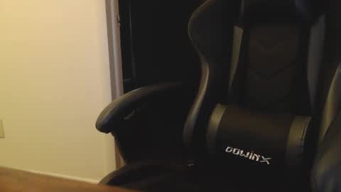 Snapshot of jamesaka1 chatting on 21, 11, 2025 James online show from 21, 11, 2025