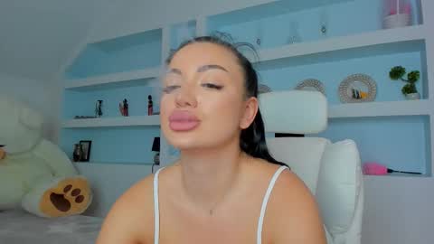 Snapshot of jisselle chatting on 9, 11, 2025 Juliee online show from 9, 11, 2025