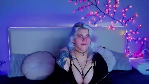 Snapshot of joannlowes chatting on 10, 9, 2025 Joann online show from 10, 9, 2025