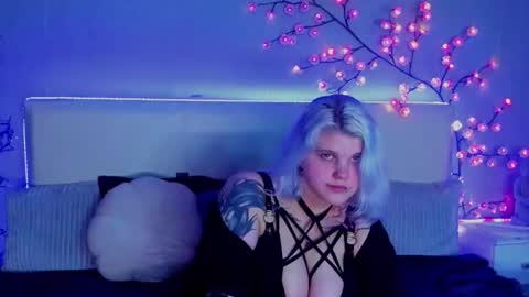 Snapshot of joannlowes chatting on 10, 11, 2025 Joann online show from 10, 11, 2025