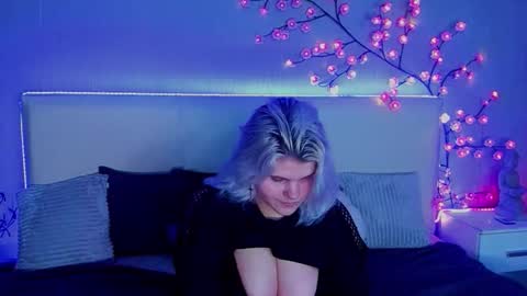 Snapshot of joannlowes chatting on 1, 12, 2025 Joann online show from 1, 12, 2025