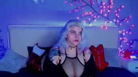 Snapshot of joannlowes chatting on 16, 12, 2025 Joann online show from 16, 12, 2025