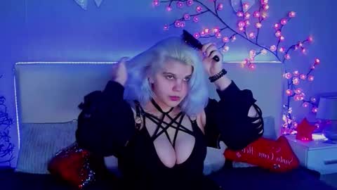 Snapshot of joannlowes chatting on 18, 12, 2025 Joann online show from 18, 12, 2025