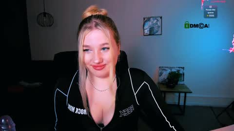 juli kisss online show from 10, 1, 2025