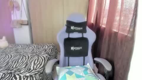 juli_santos_22 online show from 18, 4, 2026