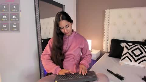 Snapshot of julia_martinezz_ chatting on 8, 6, 2026 J U L IA M A R T I N E Z online show from 8, 6, 2026