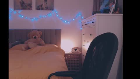 julialiones online show from 12, 3, 2025