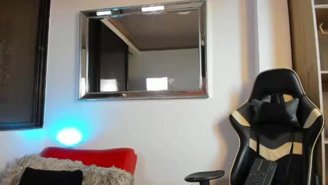 julian_wallace online show from 21, 4, 2026