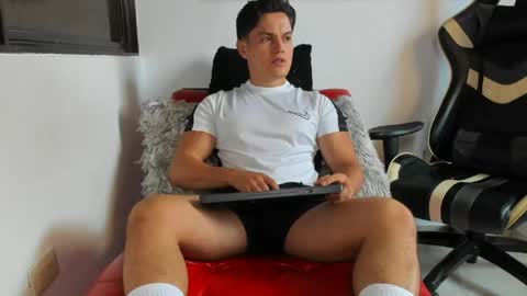 julian_wallace online show from 24, 4, 2026