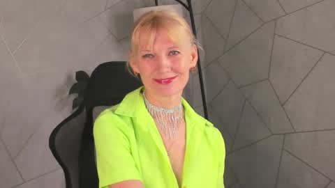 Snapshot of julie_lucasss chatting on 6, 5, 2026 Julie Lucasss online show from 6, 5, 2026