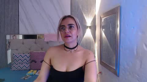 julieta__fox_ online show from 20, 4, 2026