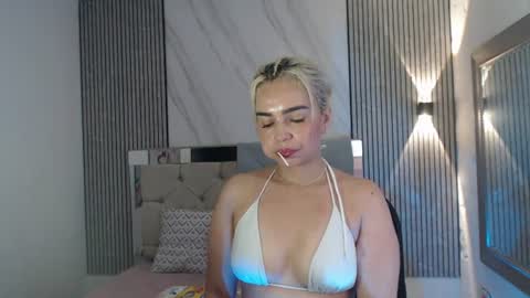 Snapshot of julieta__fox_ chatting on 28, 7, 2026 julieta__fox_ online show from 28, 7, 2026